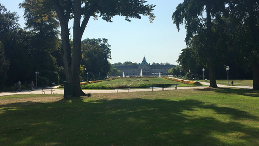 Kaiserpalais in Schatten der Morgensonne