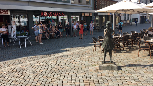 Die Neugierige