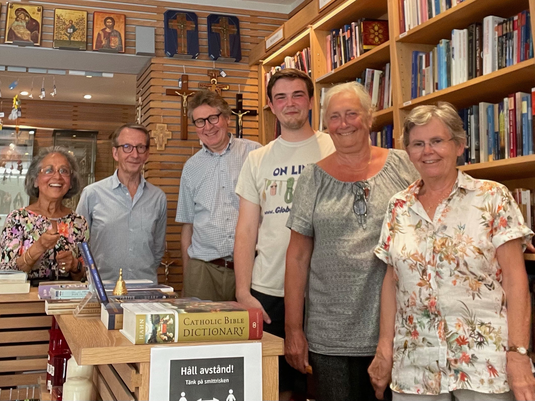 Konrad mit dem Team des Buchladens (Foto: Talat Eiden)