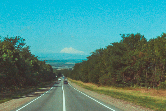 Was möchte ich an diesem Bild schärfen und was soll nicht schärfer werden?  In diesem Fall möchte ich selbstverständlich, dass der Himmel schön weich bleibt und die Bäume am Rand und die Fahrbahn schärfer gemacht werden soll.