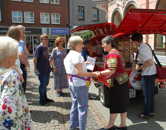 Am Marienkäfer-Mobil der Duisburger Schwestern gab es Kaffee und Zeit für Gespräche.