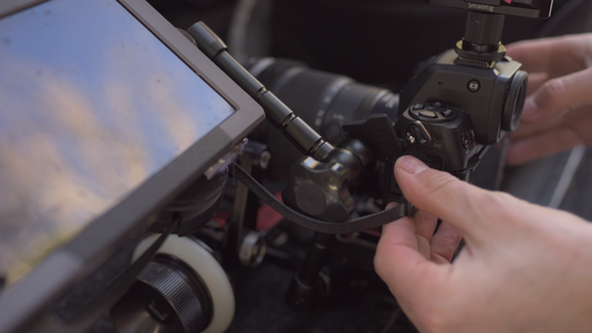 Gros plan sur une caméra DSLR en action lors d’un tournage vidéo pour les réseaux sociaux