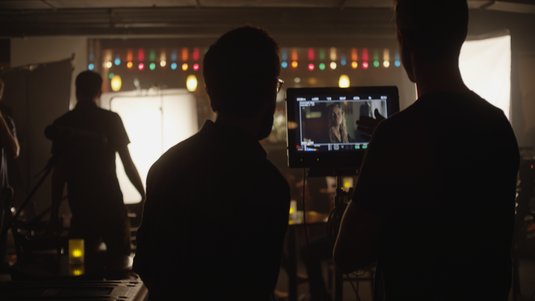 Équipe de tournage en action sur le plateau d’un film publicitaire