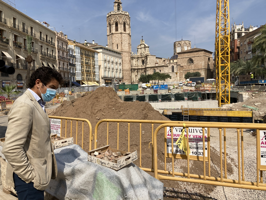 Carlos Mundina visitando las obras de la Plaza de la Reina