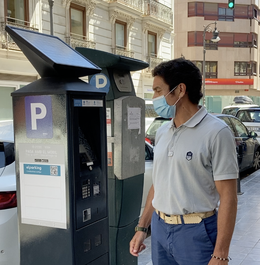 Mundina junto a uno de los nuevos parquímetros de la ORA