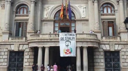 Pancarta de Stalin en el balcón del Ayuntamiento de Valencia (Foto: www.esdiario.com)