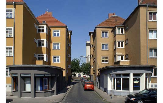 Fotos (c) Rolf Heinrich, Köln https://upload.wikimedia.org/wikipedia/commons/c/cf/Koeln-Bickendorf_St._Dreik%C3%B6nigen001.JPG