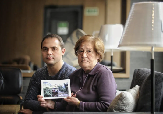  Sergio Lázaro y su madre Ana Herrero posan con una fotografía del desaparecido Borja. Igor Aizpuru