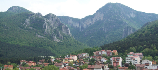 Gleich am Stadtrand von Vratsa beginnen die Berge des Naturparks / Foto: Камъклия, wikipedia