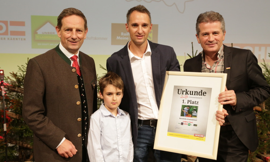 Foto von der Preisverleihung "Kauf Kärntnerisch": v.l.n.r. LR DI Christian Benger, Gottfried Peball mit Sohn Jacob, Geschäftsführer der Kärntner Woche Markus Galli