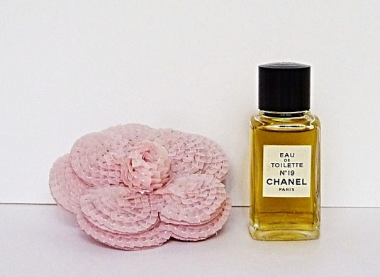 ANCIENNE MINIATURE : N° 19  EAU DE TOILETTE 19 ML - ETIQUETTE IMPRIMEE RECTO & VERSO