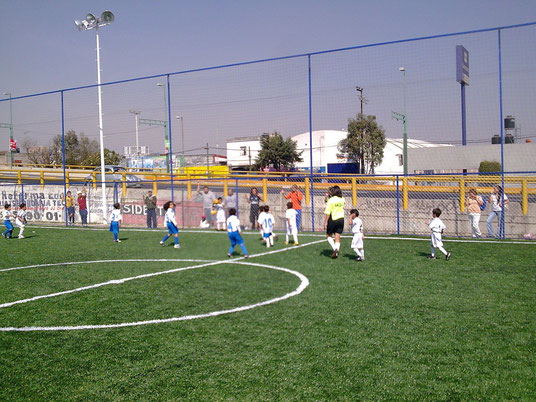 CANCHA TERMINADA JUGANDO LOS PRIMEROS PARTIDOS CON NIÑOS DE 6 A 8 AÑOS