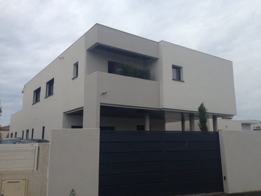 Cet maison à était faite avzec de l'enduit 'PAREX-LANKO) finition gratter.