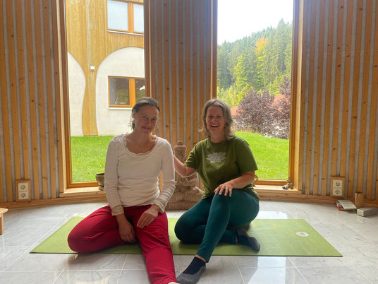 Katja und Marén in der Yoga-und Meditationshalle, Samana SeminarHaus
