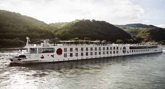 Flusskreuzfahrtschiff A-ROSA AQUA auf dem Rhein 2025