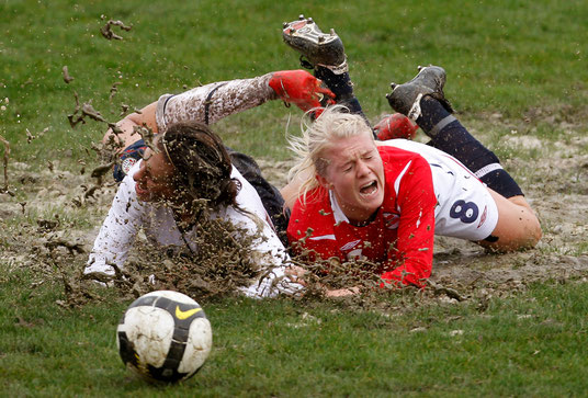U.S. Carli Lloyd (L) fights for the ball with Norway's Solveig Gulbrandsen during their Algarve Women's Soccer Cup match in Olhao February 26, 2010.