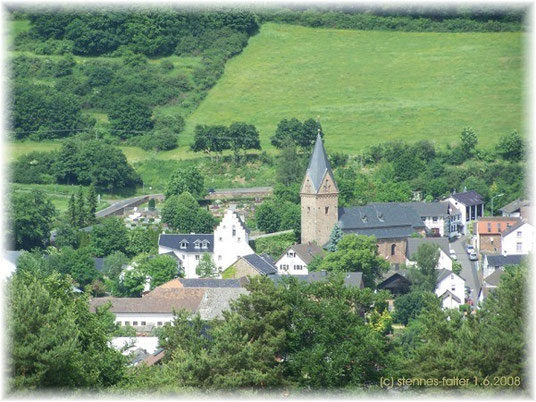 Aus dieser Richtung kommend, sieht man den Treppengiebel des historischen Burghauses von der Schauseite.