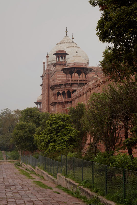 westliche Mauer des Taj Mahal mit Blick auf die Moschee