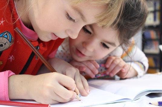 Problème de tenue de crayon, deux fillettes appliquées