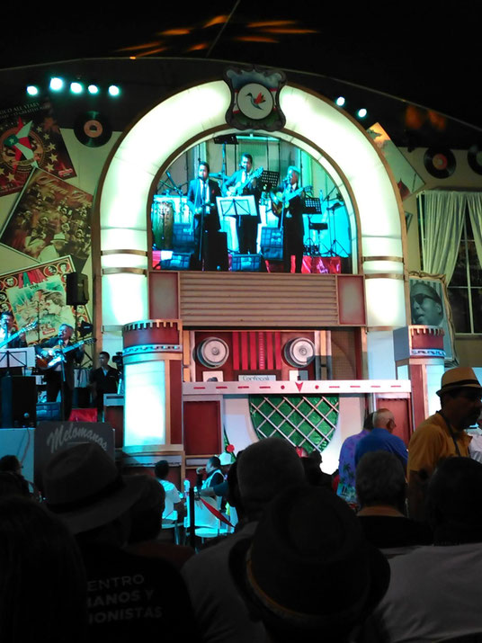 Trío Los Románticos en la escenografía del encuentro.