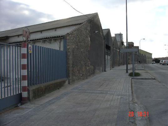 El otro lado de la cam…. estoooo de la calle, con las naves de la fábrica