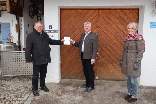 Bürgermeister Leonhard Wöhr und Elisabeth Meyer (Arbeitskreis Energie und Umwelt)  übergaben am 07. April die Grüne Hausnummer an Robert Meingast.