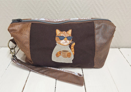 grande trousse de toilette homme en faux cuir marron, broderie chat cool avec café et lunettes, trousse multi matières idée cadeau fête des pères, fabrication artisanale