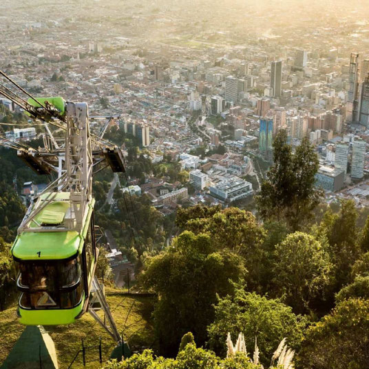 Blick auf die Seilbahn zum Hausberg Monserrate und im Hintergrund die Skyline Bogotas