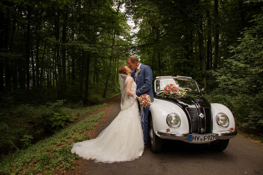 Brautpaar, Brautauto, Hochzeitsauto, Brautautoschmuck, Brautstrauß, kuss, liebe. hochzeit