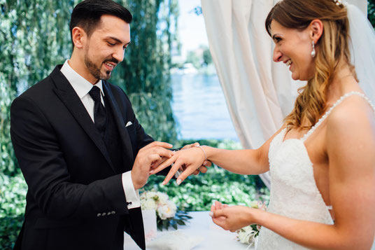 Bewertung Freie Trauung Berlin, Erfahrungsbericht Freie Hochzeit Berlin, Erfahrung Strauß und Fliege freie Hochzeitsredner, Erfahrung Hochzeitsrednerin Rune Meissel