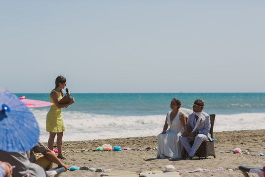 Erfahrungsbericht Strauß und Fliege, Bewertung Freie Trauung, Referenz Freie Traurednerin Rune, bilinguale Hochzeit, Hochzeit auf Spanisch, Heiraten am Strand, Freie Trauung selbst gestalten