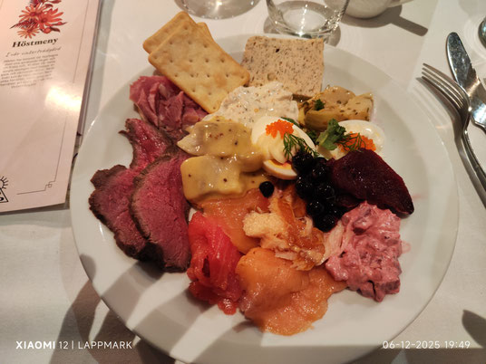 Julbord is een buffet met veel verschillende gerechten, met zowel vis, vlees als ei. Warme gerechten en koude. 