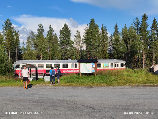 Inlandsbanan stop bij Åsarna skidcentrum, 60 min hebben de reizigers om te eten.