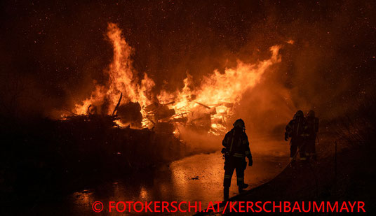 Feuerwehr; Blaulicht; Fotokerschi.at; Brand; Holzhaufen; Asten;