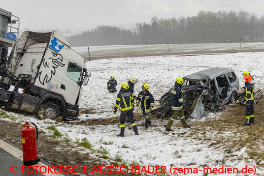 Feuerwehr; Blaulicht; Fotokerschi.at; PKW; LKW; Frontalzusammenstoß;