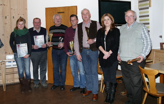 v.l.n.r: Anna Steinmüller, 20 Jahre SV OG Pegnitz; Georg Neubauer 10 Jahre SV OG Pegnitz; Arthur Richter IPO Vereinsmeister und bester Schutzdienst 2016, Wolfgang Weidel Beste Unterordnung 2016, Waldemar Dressel FH Vereinsmeister und Beste Fährte 2016