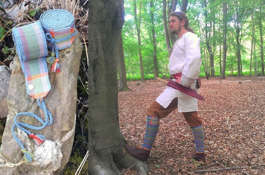Kollage : links bunte handgewebte Beinwickel, rechts frühmittelalterlich gekleideter Mann im Wald, er trägt eine Leinentunica, eine braune Wollhose und Sachs, dazu die neuen Beinwickel