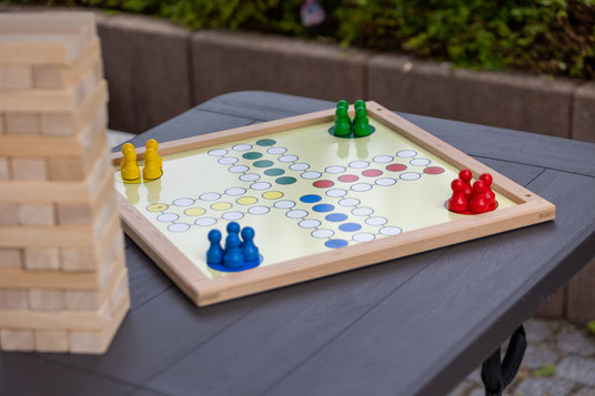 Das Bild zeigt einen Jengaturm und ein Mensch-ärger-dich-nicht-Spiel. Auch Familien mit von Demenz betroffenen Angehörigen haben einen anstrengenden Weg zu bewältigen und brauchen als Unterstützung Informationen und wenn gewünscht Unterstützung.