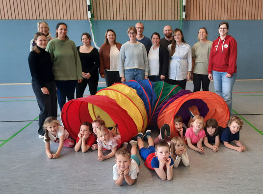 Kinder und Eltern vom Bertgerus Kiga