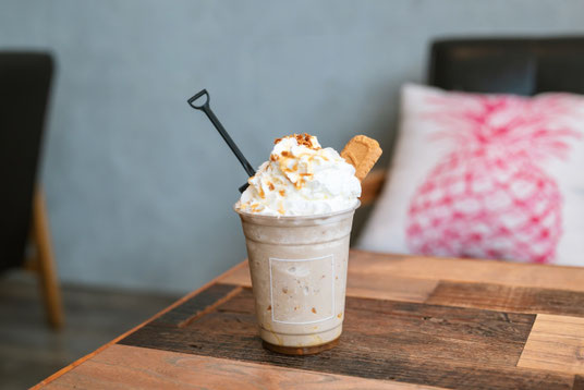 キャラメルフラペチーノのカップがサーブされたカフェのテーブル。