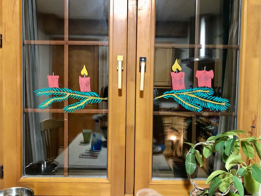 Adventskranz im Küchenfenster