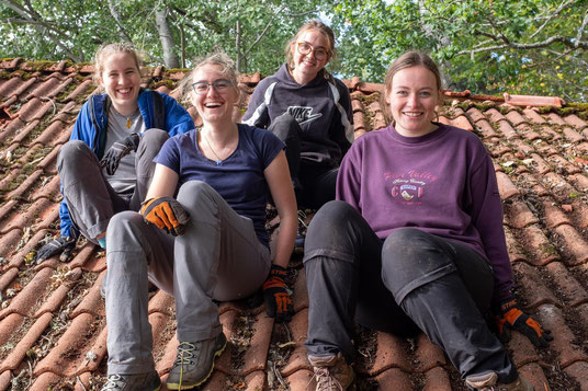 Ricarda, Sonja, Clarita und Klara bei der Gartenarbeit. (Foto: Philip Geister)