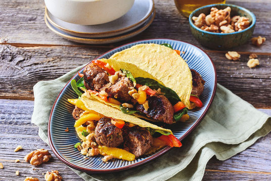 Curry-Walnuss-Frikadellen machen Tacos abwechslungsreich und gesund. Foto: djd/California Walnuts