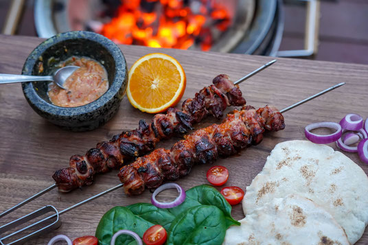 Feldhasenkebab: Eine fruchtige und knusprige Alternative beim Wintergrillen, die zudem noch mit ihren gesunden Inhaltsstoffen punktet. Foto: djd/DJV