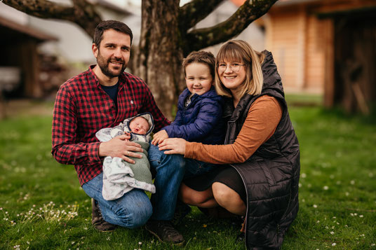 Florian Fredlmeier Fotografie, Fotograf, Neuötting, Familienfotografie, Familie, Natur, Kinder, Garten, Daheim, Draußen, kleine Momente, große Momente, Baby