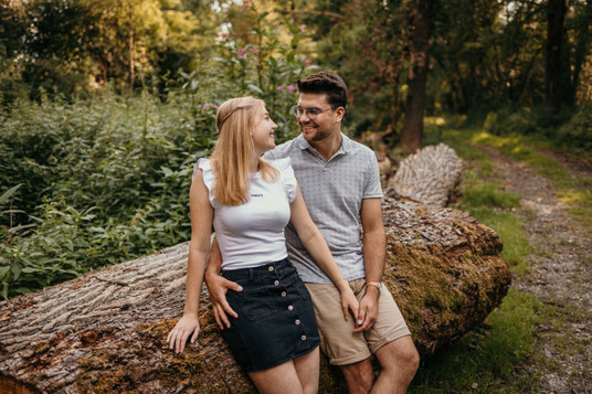 Florian Fredlmeier Fotografie, Fotograf, Neuötting, Paarshooting, Paarfotografie, Paar, Wald, Natur, Grün, Liebe, Emotionen, Herzlich, Authentisch, Echt