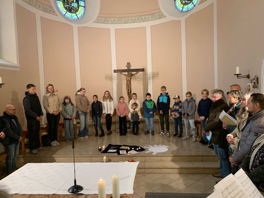 Foto zeigt eine Gruppe von Personen während des Gottesdienstes zu Beginn des Familientages
