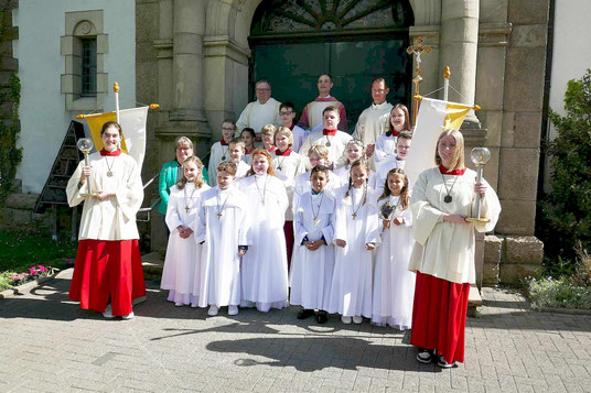 Foto zeigt die Kommunionkinder zusammen mit Messdienern, Katechetin und pastoralem Personal nach der Festmesse am 28.04.2024
