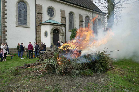 Osterfeuer lodert auf der Kirchwiese