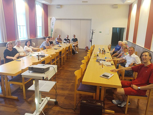 Blick in den Saal des Gemeindeheims, in dem die Teilnehmer und Teilnehmerinnen beim Josefstreffen am 24.06.2026 an Tischen sitzen